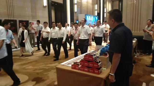 全國政協(xié)副主席齊續(xù)春,湖南省委副書記、省長許達哲,商務(wù)部副部長王炳南,湖南省委常委、長沙市委書記胡衡華,副省長何報翔,省商務(wù)廳廳長徐湘平等許多重要領(lǐng)導嘉賓出席了品鑒會 全國政協(xié)副主席齊續(xù)春,湖南省委副書記、省長許達哲,商務(wù)部副部長王炳南,湖南省委常委、長沙市委書記胡衡華,副省長何報翔,省商務(wù)廳廳長徐湘平等許多重要領(lǐng)導嘉賓出席了品鑒會